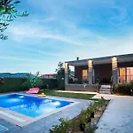 Olive Garden House Vilă